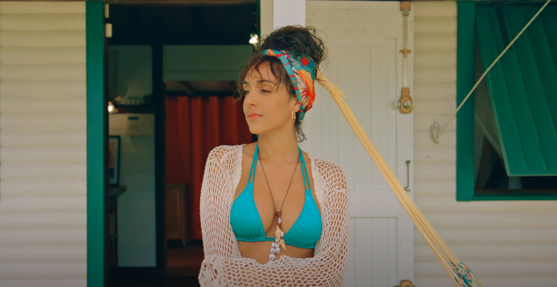 STELLA fait des vagues sensuelles avec EAU DE COCO