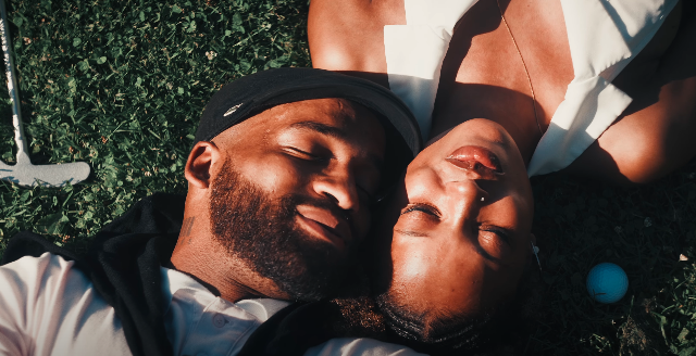 Mwaka dévoile « Noir et blanc » : un dilemme sentimental en musique