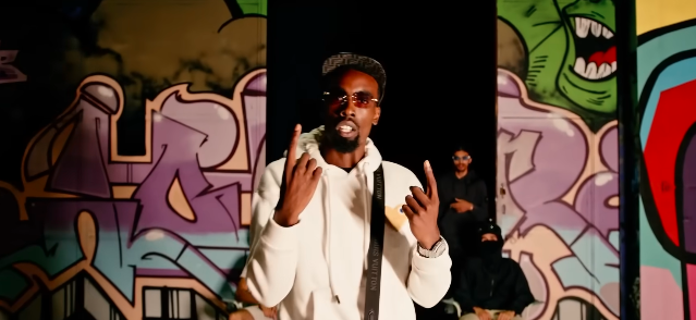 « Allô » : tension et loyauté selon Tyron