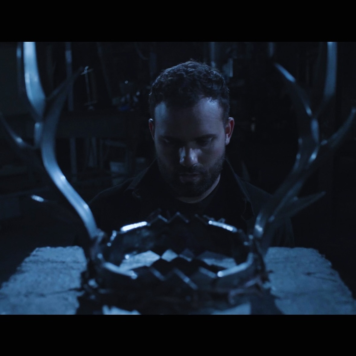 Olenn illumine le sombre avec « Blackout »