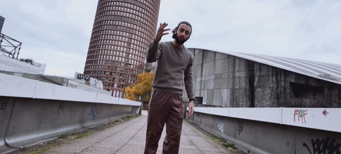 Nani se fait roi de la jungle avec « Tarzan »