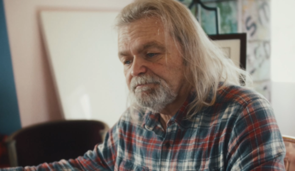 « Everybody Smiles » : Greg Marlow transforme l&rsquo;amour inconditionnel en chanson