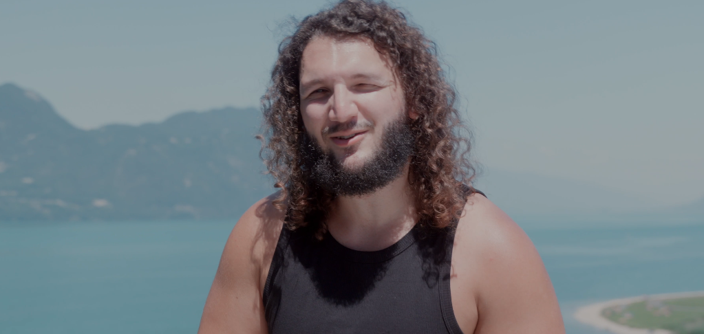 EckoOkami pose son fardeau le temps d&rsquo;un « Bené, Viens gros »