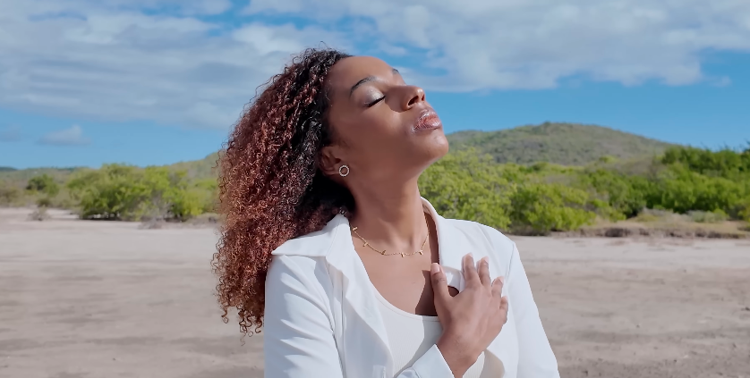 Déborah Kristy, la voix qui ouvre « La Rencontre »